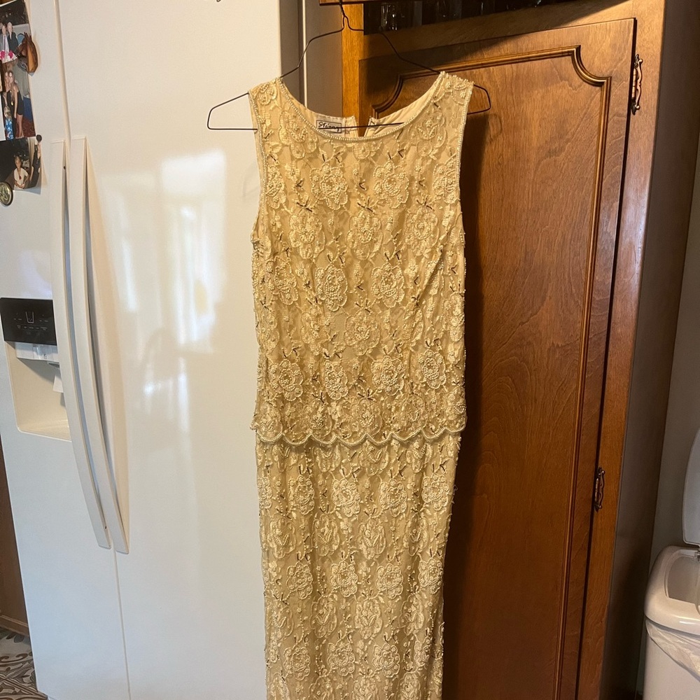 Beautiful gown with pearls throughout never worn